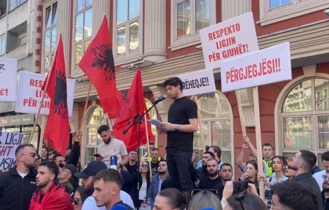 LIVE- Protesta e studentëve në Shkup: Gjuha shqipe nuk negociohet!